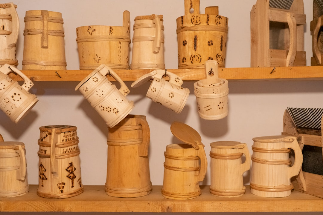 Frisch gezapftes, schäumendes Bier in einem eleganten Glas, bereit zum Genuss.