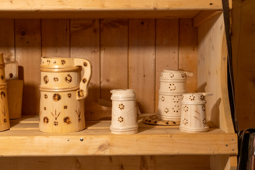 Gemütliche Innenansicht des Bierausschanks mit Holztischen, warmem Licht und Fassbier.