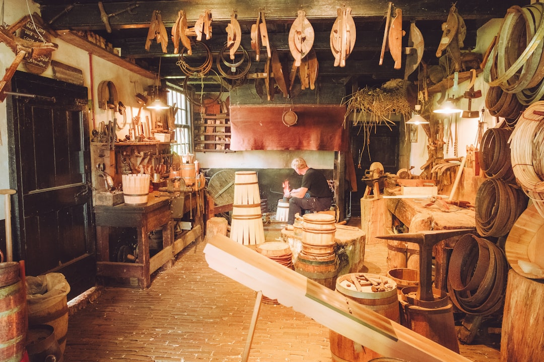 Nahaufnahme der essenziellen Zutaten für das Brauen: frischer Hopfen, Malz und Gerste.