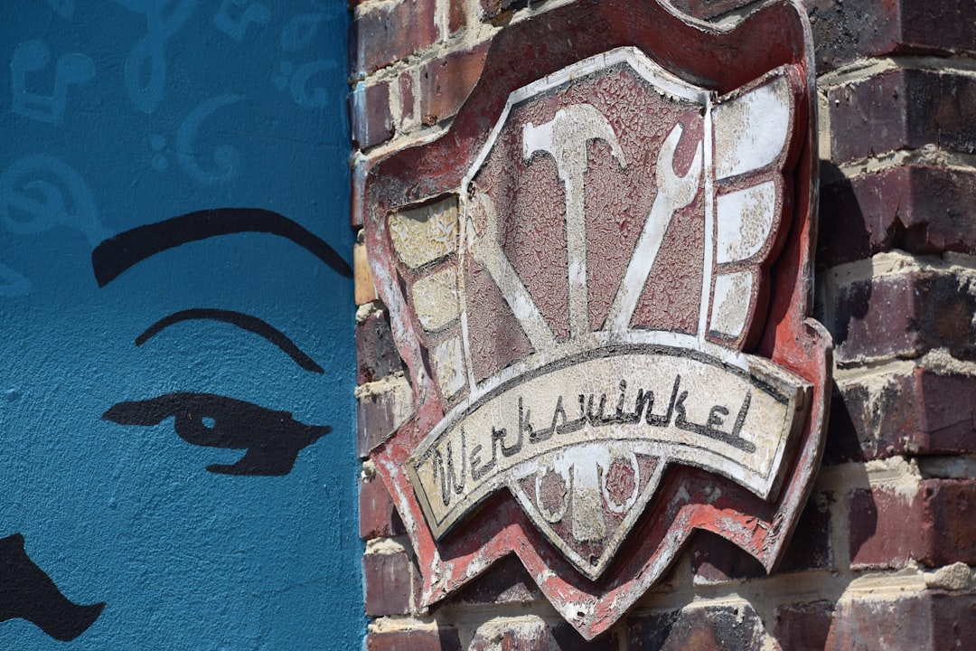 Detailaufnahme eines eleganten Bieretiketts mit dem Aftbierhaus-Logo auf einer Flasche.